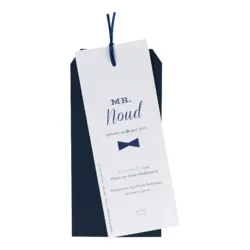 Donkerblauwe geboortekaart in tagvorm met blauwe strik