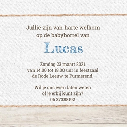 Tekst op schutting met label aan een touwtje 11700510